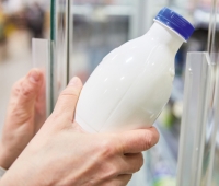 Ab dem 1. Januar 2024 werden Kunststoffflaschen mit Milch und Milchmischgetrnken pfandpflichtig (C) Robert Kneschke_AdobeStock